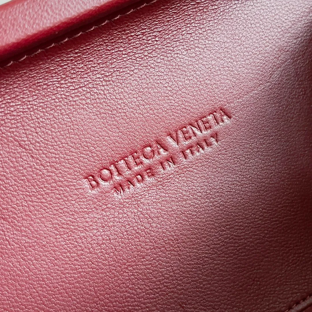 Batch 2260 BOTTEGA VENETA KNOT evening bag chain version for women is now on the market! Delicate and elegant, soft and powerful, this bag is definitely a representative of intellectual women. As an evergreen model of BV, the blessing of the chain is the icing on the cake. The classic weaving once again interprets the unique craftsmanship (the chain can be disassembled separately). Style number: 776662 Size: 19*11.5*5cm